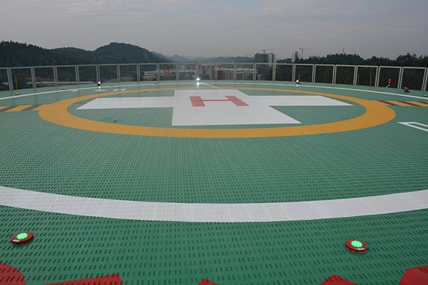 建造屋頂直升機停機坪時，有什么場地條件？